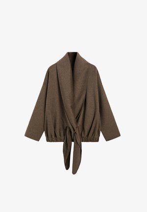 Cardigan marrone oversize con maniche lunghe, ampio colletto a scialle e laccio frontale in vita elastica.