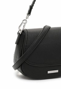 Czarna skórzana torba na ramię o fakturowanej powierzchni, o zaokrąglonym kształcie, z regulowanym paskiem i metalowymi elementami do zapięcia. Widoczna srebrna plakietka z logo marki.