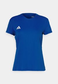 Blå kortärmad Adidas sporttröja med rundad hals och vit Adidas-logotyp på övre vänstra bröstet, visad mot en ren vit bakgrund.