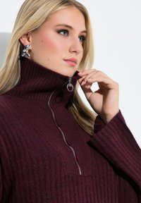 Ulla Popken TROYER COLLAR - Strikkjoler - dark claret