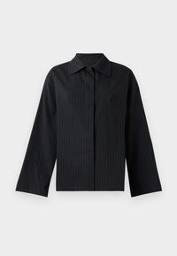 Svart randig croppad skjorta med spetsig krage och långa, vida ärmar; tillverkad av mjukt material med vertikala ränder som detalj.