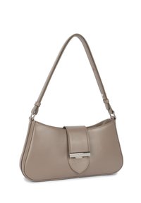 Borsa a spalla in pelle beige con forma curvata, chiusura a patta e dettagli in metallo argentato. Tracolla regolabile per opzioni di trasporto versatili.