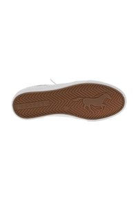 Semelle de sneaker blanche avec un motif en chevrons et une semelle intermédiaire en caoutchouc brun. Logo de cheval notoire embossé sur le dessous.