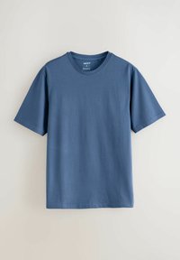 T-shirt med kort ärm i mjukt blått bomull, med klassisk rundhals och vanlig passform; slät yta med rena kanter och utan mönster.