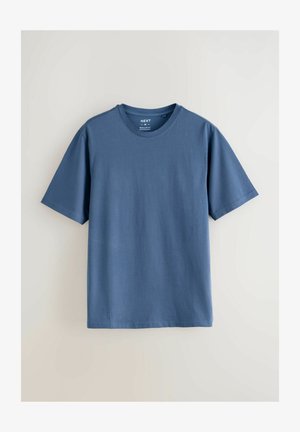 Camiseta de manga corta en suave algodón azul, con un cuello redondo clásico y un ajuste regular; textura suave con bordes limpios y sin patrones.