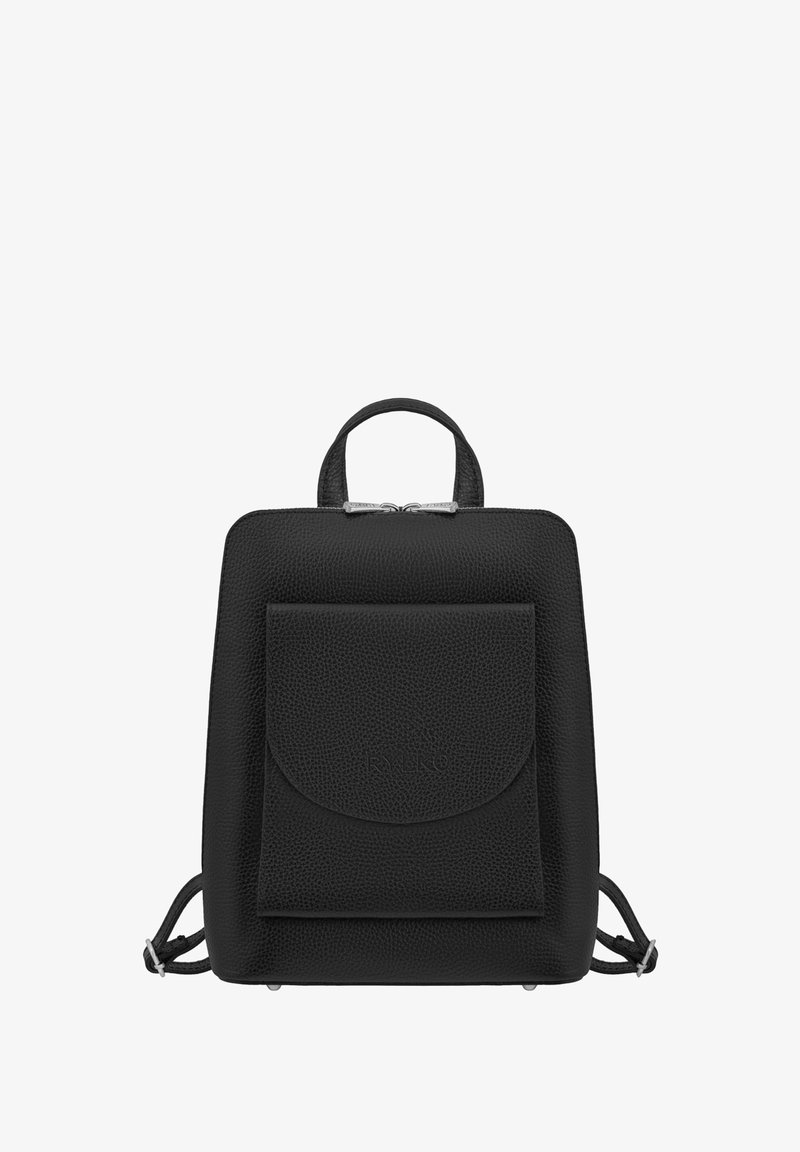 Mochila de cuero negro con un acabado texturizado, asa en la parte superior, correas ajustables y un bolsillo frontal con una solapa redondeada.