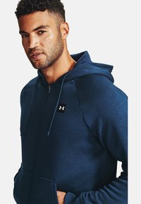 Under Armour RIVAL HOODIE - Sweater met rits - onyx