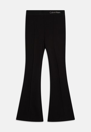 Pantaloni neri a zampa d'elefante con cintura elasticizzata, realizzati in tessuto morbido, con dettagli delle cuciture discreti per un aspetto sartoriale.