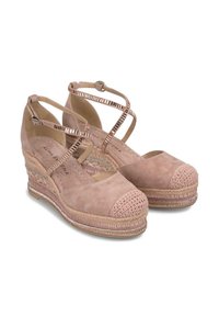 Chaussures à talon compensé en suède rose blush avec texture tressée, bout ouvert et lanières entrecroisées. Présente un accent tissé au niveau du bout et une semelle superposée.