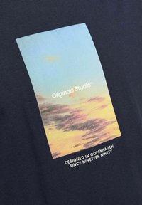 Jack & Jones JORVESTERBRO PICTURE CREW NECK - Apdrukāts T-krekls - sky captain