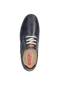 Scarpa in pelle navy con lacci bianchi, dettagli color cammello e cuciture. Punta arrotondata e soletta imbottita con logo del marchio ben visibile.