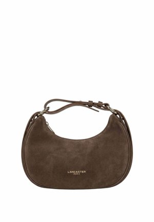 Sac à main en daim marron en forme de croissant avec une sangle réglable et un logo doré "Lancaster Paris" centré sur le devant.