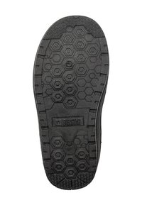 Suola di scarpa in gomma nera con motivo esagonale per migliorare la trazione, con il marchio "BIG STAR" impresso e il numero di modello visibile.