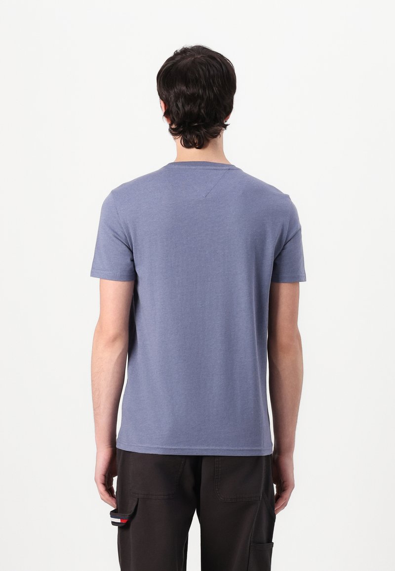 Tričko s krátkým rukávem a kulatým výstřihem ve světle modré barvě, vyrobené z jemné bavlněné látky. Disponuje rovním lemem a minimem švů.