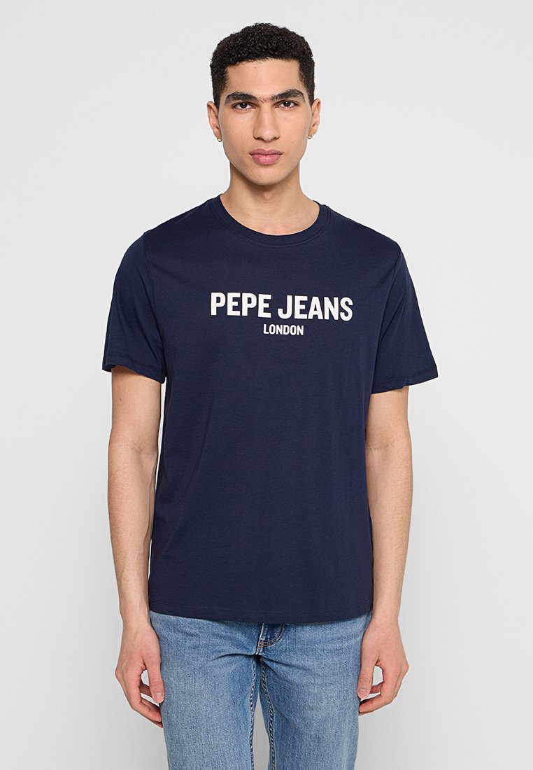 Camiseta de algodón azul marino de manga corta, con el texto en blanco "PEPE JEANS" en bold sobre el logo de "LONDON". Diseño simple de cuello redondo.