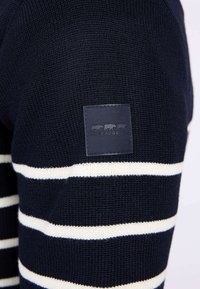 Mise au Green Pullover - white