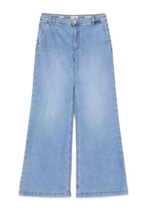 Světle modré široké džíny z denimu s předními kapsami, poutky na pásek a zapínáním na knoflík a zip, položeny na bílé ploše.