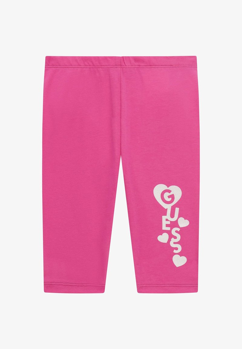 Roza leggingi iz mehke tkanine, ki vsebujejo bel grafični napis "GUESS" s srčki, in elastičen pas za udobje.