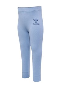 Jasnoniebieskie legginsy sportowe wykonane z miękkiego, elastycznego materiału, z wąskim pasem w talii i logo na lewym udzie.