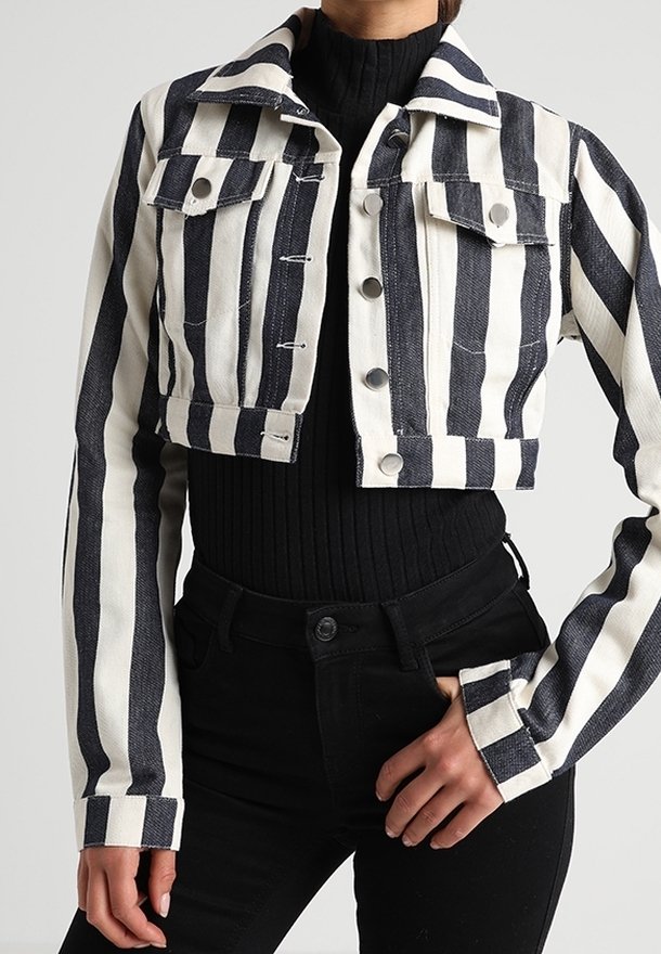 Kort jacka i marinblått och vitt randigt denimtyg, två bröstfickor, silverfärgade tryckknappar och krage. Styla med en svart topp.