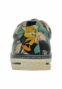 Schwarzer Ledersneaker mit buntem Cartoon-Design, das Tweety Bird zeigt. Abgerundete Form, Gummisohle und "DOGO"-Logo an der Seite.