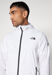 The North Face MOUNTAIN ATHLETICS HOODED WIND JACKET - Vindjacka - white