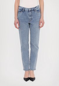 Jasnoniebieskie dżinsy o prostym kroju, pięć kieszeni, subtelne detale przetarcia, wzbogacone wysokim stanem i klasycznym przeszyciem.