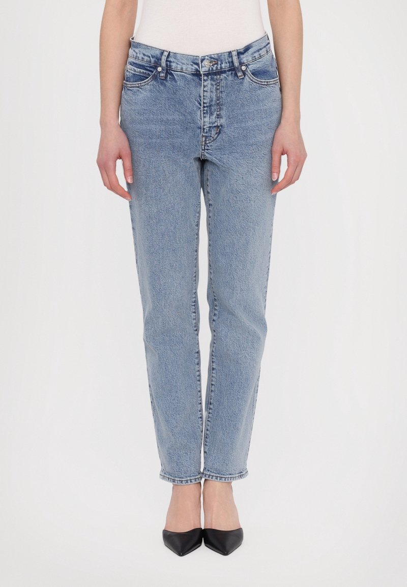 Jasnoniebieskie dżinsy o prostym kroju, pięć kieszeni, subtelne detale przetarcia, wzbogacone wysokim stanem i klasycznym przeszyciem.