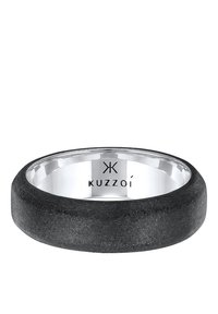 Sort ring med en mat tekstureret overflade og en skinnende sølv inderside. Udstyret med indgraveret "KUZZOI" logo. Rund, glat bandesign.