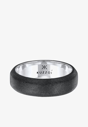 Schwarzer Ring mit mattem, strukturiertem Außenbereich und glänzendem Silberinnenbereich. Mit eingraviertem "KUZZOI"-Logo. Rundes, glattes Banddesign.