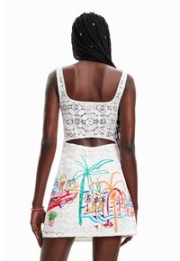 Valkoinen pitsimekko, jossa on leikkauksella varustettu selkä, värikäs kirjailtu rantaskene palmupuiden ja juomien kanssa, polvimittainen, tiukasti istuva yläosa.