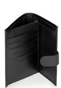 Portefeuille en cuir noir avec plusieurs emplacements pour cartes, un compartiment zippé et une fermeture à pression. Texture lisse et design minimaliste.