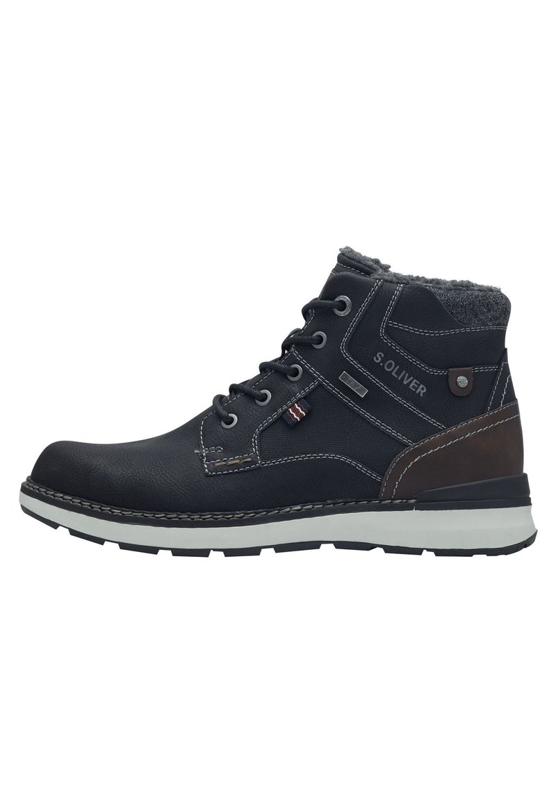 Bottes noires en cuir à la cheville avec un col en fausse fourrure grise, un accent en cuir brun et une semelle en caoutchouc blanche, dotées d'un design à lacets et de détails de coutures.