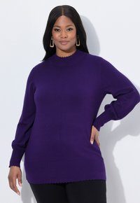 Maglione viola con colletto alto a scallop, maniche lunghe e polsini a coste. Il design presenta una texture liscia e una vestibilità morbida.