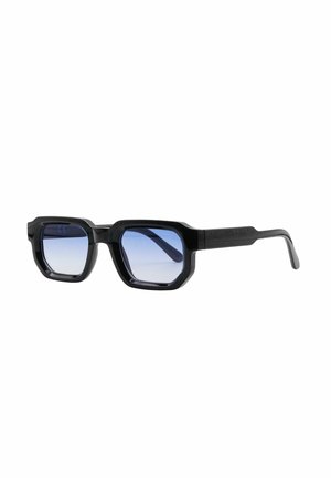 Occhiali da sole neri rettangolari con lenti a gradiente blu. Montatura spessa e angolare con bracci testurizzati. Nessun logo o motivo visibile.