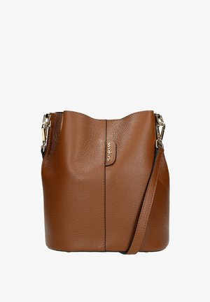Sac en cuir marron en forme de seau avec une finition texturée, présentant un accent de logo doré et une sangle amovible pour des options de port polyvalentes.
