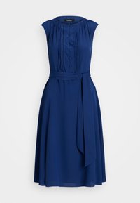 Vestido sin mangas de color azul marino con un bodice plisado, detalles de botones en la parte delantera, bolsillos laterales y un cinturón anudado en la cintura para mayor definición.