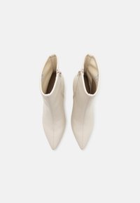 ALDO FIGTREE PILLOW WALK - Klassiska stövletter - white/bone
