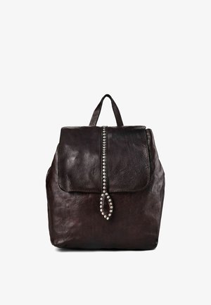 Zaino in pelle marrone scuro con chiusura a pattina caratterizzata da una fila verticale di borchie metalliche e una linguetta in pelle ad anello.