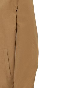 Beige Puffer-Jacke mit glatter Oberfläche, ausgestattet mit einer Seitentasche und einem leichten Glanz. Der Stoff ist leicht und dennoch isolierend.