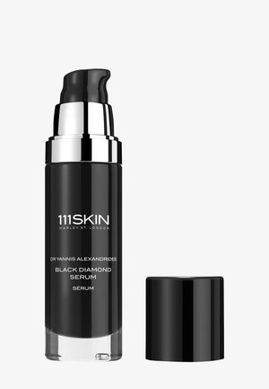 Sort pumpflaske mærket 111SKIN Black Diamond Serum med sort hætte placeret ved siden af på hvid baggrund.