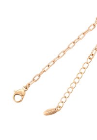 Colier din metal cu finisaj auriu, având zale alungite, un închizător de tip crab și o etichetă ovală cu inscripția "XP" pentru detaliere.