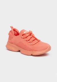 Baskets de sport corail vif avec une tige en maille texturée, des lacets élastiques et une semelle en caoutchouc rembourrée pour le confort et le soutien.