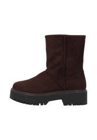 Stivale alla caviglia in suede marrone con punta arrotondata, suola piatta in gomma e dettagli di cucitura minimalisti. Presenta una base solida e stabile per un buon supporto.