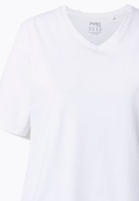 Bílé tričko s krátkým rukávem vyrobené z měkké látky s výstřihem do V, které má čistý design a neobsahuje žádné viditelné vzory ani kovové prvky.