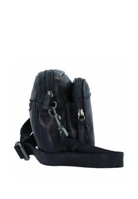 Borsa in pelle blu navy con doppia zip superiore, una tracolla rimovibile e una superficie liscia. Presenta un fermo in metallo e dettagli di cucitura.