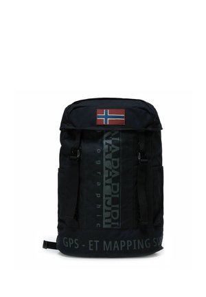 Schwarzer Napapijri-Rucksack mit norwegischem Flaggenaufnäher, vertikalem Markennamen und dem Text "GPS - ET MAPPING" auf der Vorderseite, zwei Seitentaschen und Riemen mit Schnallen.