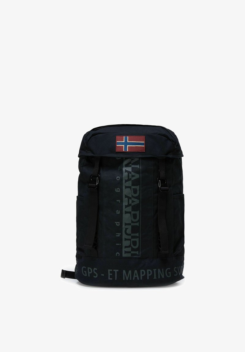 Mochila negra Napapijri con parche de la bandera noruega, nombre de la marca en vertical y texto "GPS - ET MAPPING" en la parte delantera, dos bolsillos laterales y correas con hebilla.