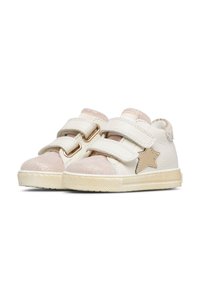 Sneakers bianchi per bambini con punte glitterate rosa, strap in velcro e una stella beige di lato, mostrati su uno sfondo bianco.