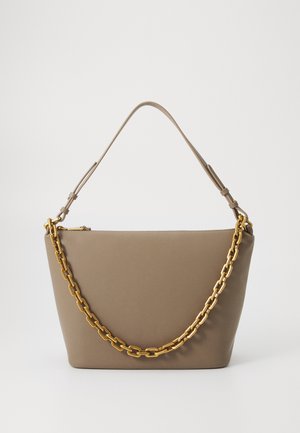 Taupe skuldertaske med en guldfarvet kædestrop og enkel lynlåslukning, fotograferet mod hvid baggrund.